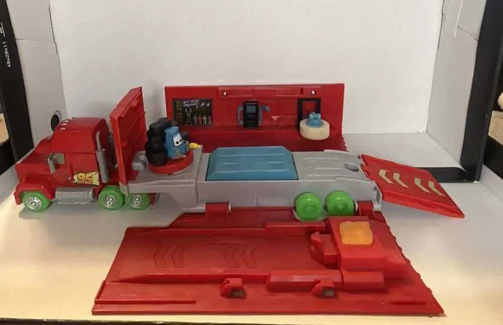 Disney Pixar Cars Lightning McQueenGlow Racer Transforming Mack Hauler Rust-eze